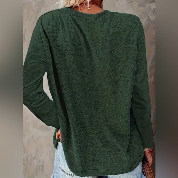 NWT Women’s Plus Size Green Long Sleeve Graphic Tee “What’s Up Grinches” Size 2X - Picture 2 of 2